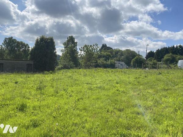 UN TERRAIN A BATIR avec GRAND GARAGE 