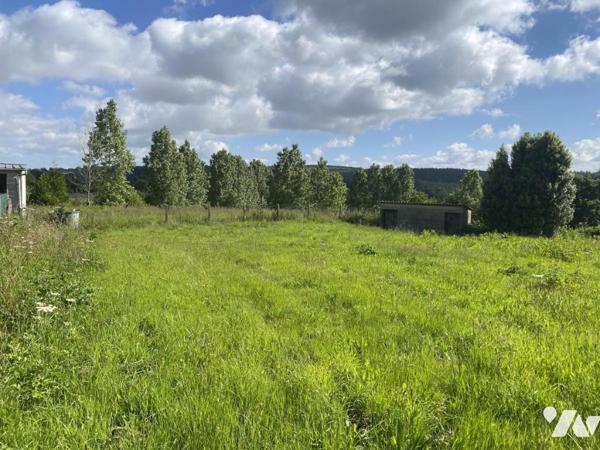 UN TERRAIN A BATIR avec GRAND GARAGE 