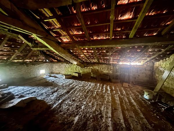 Maison d’habitation + grange à rénover – 240 m²