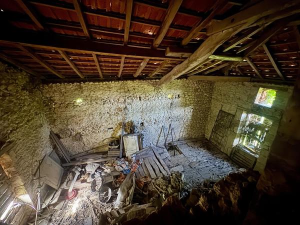 Maison d’habitation + grange à rénover – 240 m²