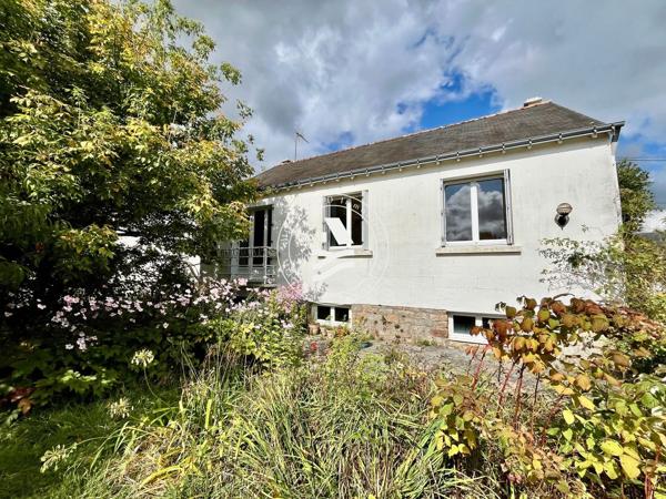 LE BONO, MOCQUARD immobilier vous propose cette maison à rénover, située au calme du village.