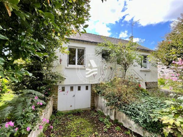 LE BONO, MOCQUARD immobilier vous propose cette maison à rénover, située au calme du village.