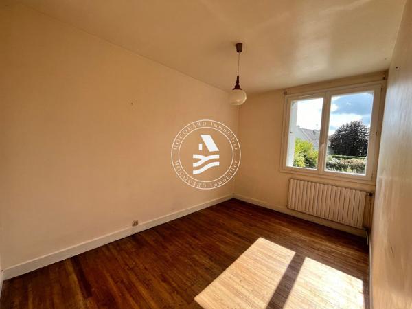LE BONO, MOCQUARD immobilier vous propose cette maison à rénover, située au calme du village.