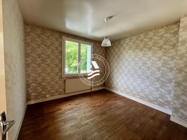 LE BONO, MOCQUARD immobilier vous propose cette maison à rénover, située au calme du village.