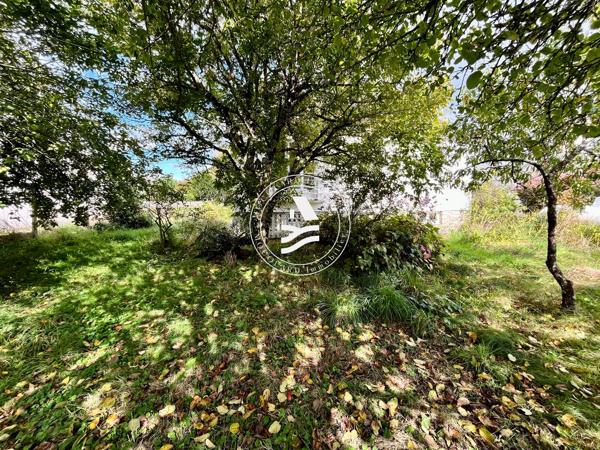 LE BONO, MOCQUARD immobilier vous propose cette maison à rénover, située au calme du village.