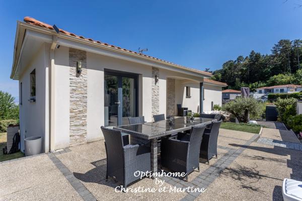 ORCINES : MAISON CONTEMPORAINE AVEC PISCINE – 192 M² – 4 CHAMBRES – TERRAIN 715 m²