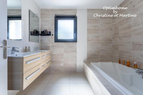 ORCINES : MAISON CONTEMPORAINE AVEC PISCINE – 192 M² – 4 CHAMBRES – TERRAIN 715 m²