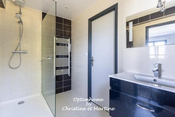 ORCINES : MAISON CONTEMPORAINE AVEC PISCINE – 192 M² – 4 CHAMBRES – TERRAIN 715 m²