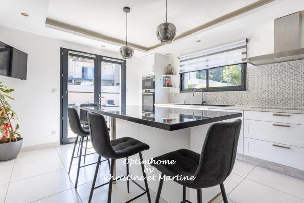 ORCINES : MAISON CONTEMPORAINE AVEC PISCINE – 192 M² – 4 CHAMBRES – TERRAIN 715 m²