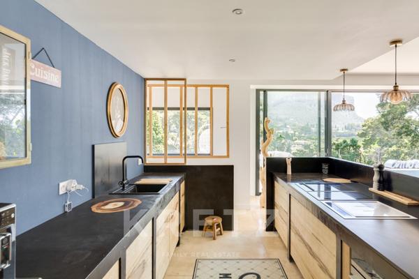 Maison contemporaine avec appartements indépendants vue cap Canaille