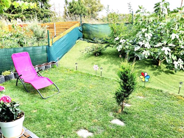 Appartement RDC 2 chambres avec jardinet et parking souterrain.