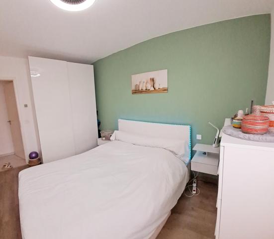 Appartement RDC 2 chambres avec jardinet et parking souterrain.