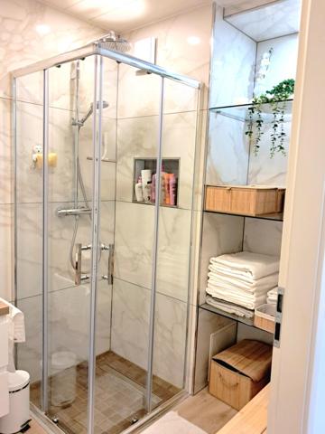 Appartement RDC 2 chambres avec jardinet et parking souterrain.