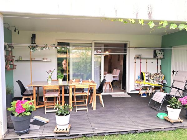 Appartement RDC 2 chambres avec jardinet et parking souterrain.