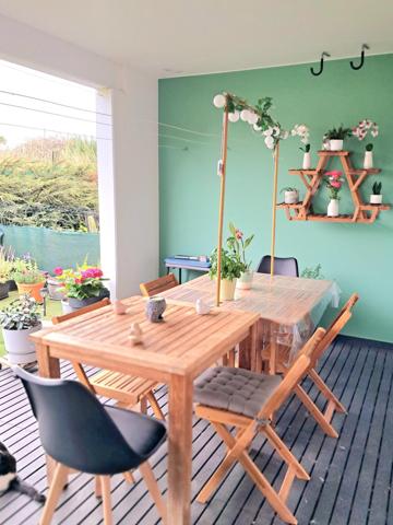 Appartement RDC 2 chambres avec jardinet et parking souterrain.