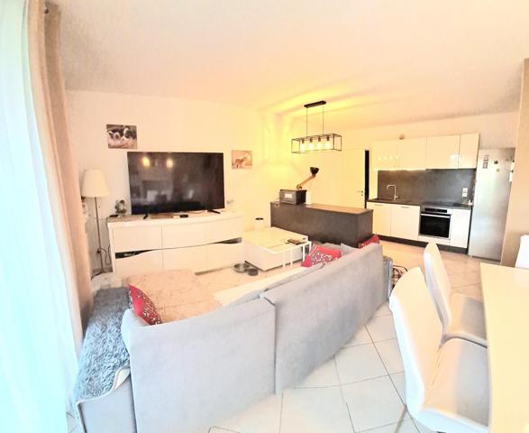 Appartement RDC 2 chambres avec jardinet et parking souterrain.