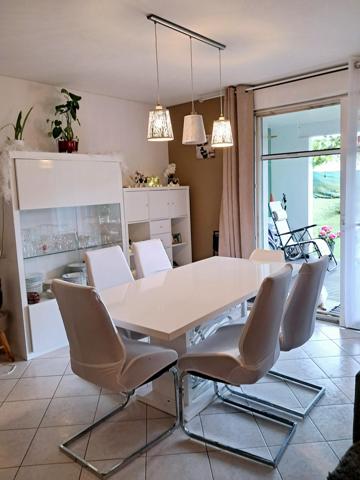 Appartement RDC 2 chambres avec jardinet et parking souterrain.