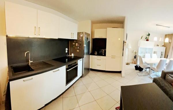 Appartement RDC 2 chambres avec jardinet et parking souterrain.