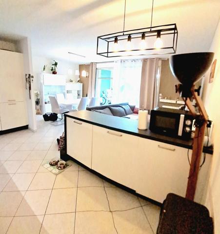 Appartement RDC 2 chambres avec jardinet et parking souterrain.