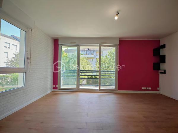 À seulement 2 à 3 minutes à pied du métro Pointe du Lac (ligne 8 et téléphérique C1), et à proximité immédiate des lignes de bus 117, 281, 393 et 423, découvrez ce bel appartement de 57 m² entièrement rénové, au sein d’un immeuble lui aussi rénové, dans un environnement calme et verdoyant. Implanté à l’arrière de la résidence, loin des nuisances de la circulation, l’appartement profite d’un cadre particulièrement paisible et verdoyant, propice à la détente. Pour rejoindre le métro, on traverse le parc : un cadre arboré et apaisant au quotidien, à deux pas du lac de Créteil.

Situé à l'angle de l'immeuble, l'appartement profite d'une double exposition et d'une belle luminosité. Atout appréciable : situé en rez-de-chaussée, il offre un accès de plain-pied depuis la rue, sans aucune marche jusqu'à l'appartement — un vrai confort au quotidien, notamment pour les seniors ou les personnes à mobilité réduite. Bonne surprise : côté balcon, le terrain étant en pente, on profite en réalité de la vue et du recul d'un premier étage, qui domine la verdure.

- Un séjour lumineux en angle, ouvrant sur un grand balcon
- Deux chambres
- Une salle d'eau moderne avec douche à l'italienne 
- Une cuisine aménagée et équipée d'une plaque à induction
- De nombreux rangements astucieux, intégrés dans des placards discrets jusque dans la salle de bain
- Une place de parking en sous-sol

Bon à savoir : la cuisine peut facilement être ouverte en cuisine américaine avec ilot pour agrandir encore mieux le séjour et gagner en clarté, avec trois fenêtres au lieu de deux.

Centre commercial Créteil Soleil à 1 station de métro, commerces, écoles, transports et lac de Créteil accessibles rapidement.
Metro ligne 8, bus (117, 281, 393, 423), téléphérique C1 et accès A86/A4 à proximité.

Coup de cœur assuré — à visiter rapidement.