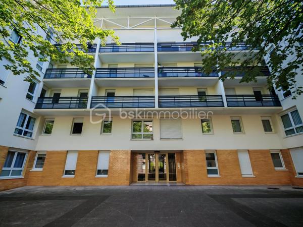 À seulement 2 à 3 minutes à pied du métro Pointe du Lac (ligne 8 et téléphérique C1), et à proximité immédiate des lignes de bus 117, 281, 393 et 423, découvrez ce bel appartement de 57 m² entièrement rénové, au sein d’un immeuble lui aussi rénové, dans un environnement calme et verdoyant. Implanté à l’arrière de la résidence, loin des nuisances de la circulation, l’appartement profite d’un cadre particulièrement paisible et verdoyant, propice à la détente. Pour rejoindre le métro, on traverse le parc : un cadre arboré et apaisant au quotidien, à deux pas du lac de Créteil.

Situé à l'angle de l'immeuble, l'appartement profite d'une double exposition et d'une belle luminosité. Atout appréciable : situé en rez-de-chaussée, il offre un accès de plain-pied depuis la rue, sans aucune marche jusqu'à l'appartement — un vrai confort au quotidien, notamment pour les seniors ou les personnes à mobilité réduite. Bonne surprise : côté balcon, le terrain étant en pente, on profite en réalité de la vue et du recul d'un premier étage, qui domine la verdure.

- Un séjour lumineux en angle, ouvrant sur un grand balcon
- Deux chambres
- Une salle d'eau moderne avec douche à l'italienne 
- Une cuisine aménagée et équipée d'une plaque à induction
- De nombreux rangements astucieux, intégrés dans des placards discrets jusque dans la salle de bain
- Une place de parking en sous-sol

Bon à savoir : la cuisine peut facilement être ouverte en cuisine américaine avec ilot pour agrandir encore mieux le séjour et gagner en clarté, avec trois fenêtres au lieu de deux.

Centre commercial Créteil Soleil à 1 station de métro, commerces, écoles, transports et lac de Créteil accessibles rapidement.
Metro ligne 8, bus (117, 281, 393, 423), téléphérique C1 et accès A86/A4 à proximité.

Coup de cœur assuré — à visiter rapidement.