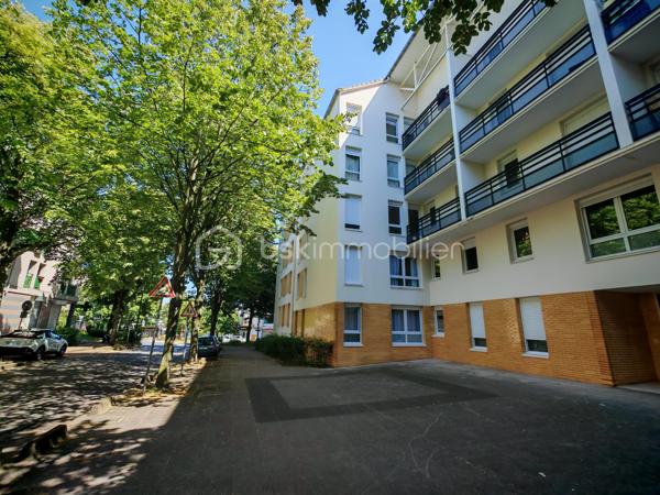 À seulement 2 à 3 minutes à pied du métro Pointe du Lac (ligne 8 et téléphérique C1), et à proximité immédiate des lignes de bus 117, 281, 393 et 423, découvrez ce bel appartement de 57 m² entièrement rénové, au sein d’un immeuble lui aussi rénové, dans un environnement calme et verdoyant. Implanté à l’arrière de la résidence, loin des nuisances de la circulation, l’appartement profite d’un cadre particulièrement paisible et verdoyant, propice à la détente. Pour rejoindre le métro, on traverse le parc : un cadre arboré et apaisant au quotidien, à deux pas du lac de Créteil.

Situé à l'angle de l'immeuble, l'appartement profite d'une double exposition et d'une belle luminosité. Atout appréciable : situé en rez-de-chaussée, il offre un accès de plain-pied depuis la rue, sans aucune marche jusqu'à l'appartement — un vrai confort au quotidien, notamment pour les seniors ou les personnes à mobilité réduite. Bonne surprise : côté balcon, le terrain étant en pente, on profite en réalité de la vue et du recul d'un premier étage, qui domine la verdure.

- Un séjour lumineux en angle, ouvrant sur un grand balcon
- Deux chambres
- Une salle d'eau moderne avec douche à l'italienne 
- Une cuisine aménagée et équipée d'une plaque à induction
- De nombreux rangements astucieux, intégrés dans des placards discrets jusque dans la salle de bain
- Une place de parking en sous-sol

Bon à savoir : la cuisine peut facilement être ouverte en cuisine américaine avec ilot pour agrandir encore mieux le séjour et gagner en clarté, avec trois fenêtres au lieu de deux.

Centre commercial Créteil Soleil à 1 station de métro, commerces, écoles, transports et lac de Créteil accessibles rapidement.
Metro ligne 8, bus (117, 281, 393, 423), téléphérique C1 et accès A86/A4 à proximité.

Coup de cœur assuré — à visiter rapidement.