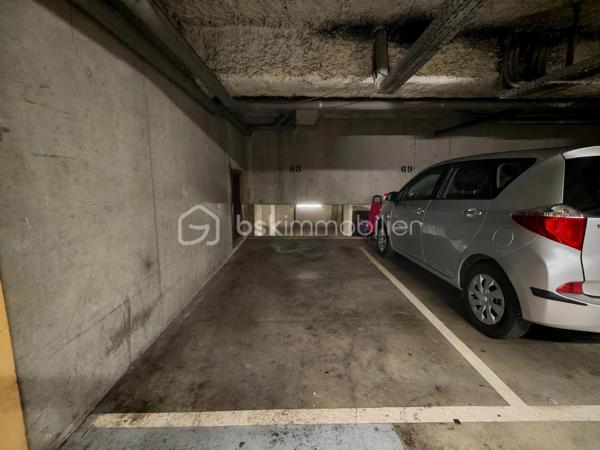 À seulement 2 à 3 minutes à pied du métro Pointe du Lac (ligne 8 et téléphérique C1), et à proximité immédiate des lignes de bus 117, 281, 393 et 423, découvrez ce bel appartement de 57 m² entièrement rénové, au sein d’un immeuble lui aussi rénové, dans un environnement calme et verdoyant. Implanté à l’arrière de la résidence, loin des nuisances de la circulation, l’appartement profite d’un cadre particulièrement paisible et verdoyant, propice à la détente. Pour rejoindre le métro, on traverse le parc : un cadre arboré et apaisant au quotidien, à deux pas du lac de Créteil.

Situé à l'angle de l'immeuble, l'appartement profite d'une double exposition et d'une belle luminosité. Atout appréciable : situé en rez-de-chaussée, il offre un accès de plain-pied depuis la rue, sans aucune marche jusqu'à l'appartement — un vrai confort au quotidien, notamment pour les seniors ou les personnes à mobilité réduite. Bonne surprise : côté balcon, le terrain étant en pente, on profite en réalité de la vue et du recul d'un premier étage, qui domine la verdure.

- Un séjour lumineux en angle, ouvrant sur un grand balcon
- Deux chambres
- Une salle d'eau moderne avec douche à l'italienne 
- Une cuisine aménagée et équipée d'une plaque à induction
- De nombreux rangements astucieux, intégrés dans des placards discrets jusque dans la salle de bain
- Une place de parking en sous-sol

Bon à savoir : la cuisine peut facilement être ouverte en cuisine américaine avec ilot pour agrandir encore mieux le séjour et gagner en clarté, avec trois fenêtres au lieu de deux.

Centre commercial Créteil Soleil à 1 station de métro, commerces, écoles, transports et lac de Créteil accessibles rapidement.
Metro ligne 8, bus (117, 281, 393, 423), téléphérique C1 et accès A86/A4 à proximité.

Coup de cœur assuré — à visiter rapidement.