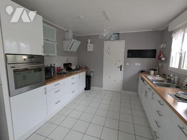Maison récente de 172 m² à vendre à proximité du centre-ville de Nogent-le-Rotrou

Située à p...