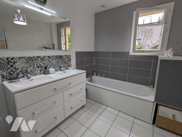 Maison récente de 172 m² à vendre à proximité du centre-ville de Nogent-le-Rotrou

Située à p...