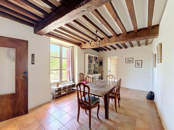 6KM CHATEAUNEUF Maison de caractère avec jardin et dépendances