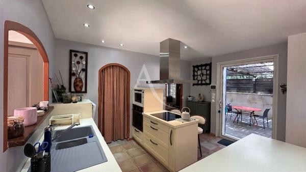 DEUX VILLAS AVEC TERRASSES GARAGE DEPENDANCE ATELIER GREOUX LES BAINS