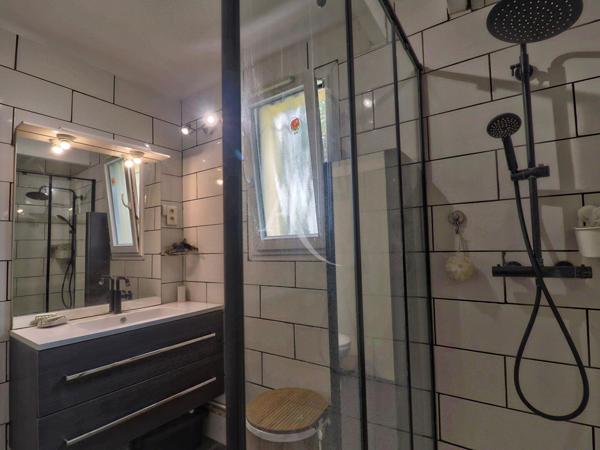 VILLA DE PLAIN PIED LUMINEUSE 4 CHAMBRES CERESTE EN LUBERON TERRAIN CLOS GARAGE DEPENDANCE