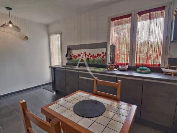 VILLA DE PLAIN PIED LUMINEUSE 4 CHAMBRES CERESTE EN LUBERON TERRAIN CLOS GARAGE DEPENDANCE