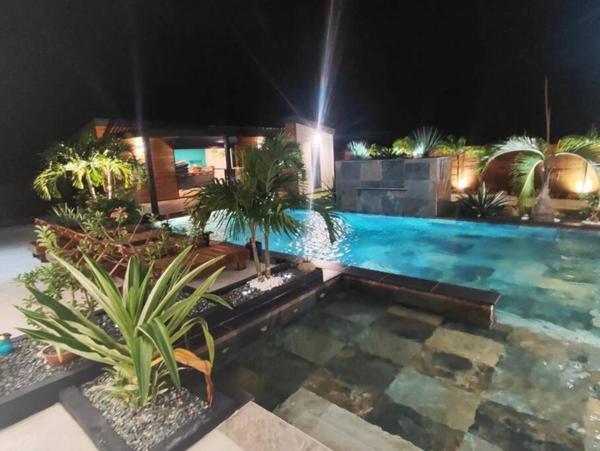 Ensemble immobilier exceptionnel avec piscines à SAINT FRANCOIS (971)