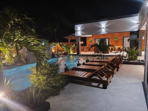 Ensemble immobilier exceptionnel avec piscines à SAINT FRANCOIS (971)