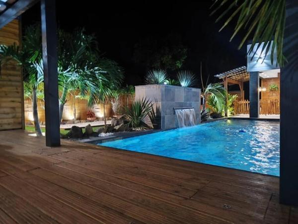 Ensemble immobilier exceptionnel avec piscines à SAINT FRANCOIS (971)