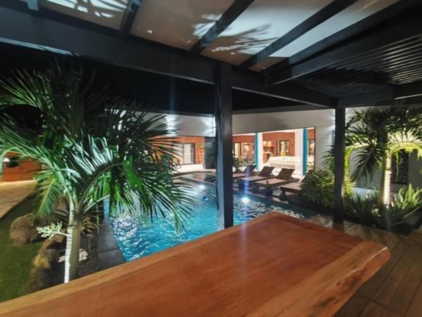 Ensemble immobilier exceptionnel avec piscines à SAINT FRANCOIS (971)