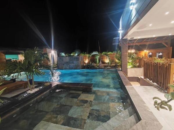 Ensemble immobilier exceptionnel avec piscines à SAINT FRANCOIS (971)