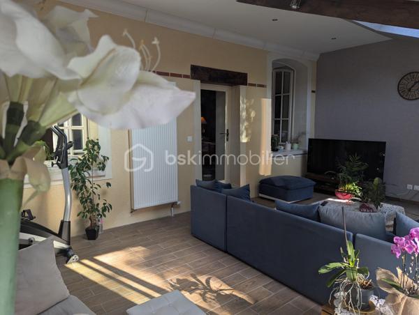Située à La Roë (53350), dans un environnement calme et verdoyant, à seulement 11 minutes de Cossé-le-Vivien, cette élégante propriété bourgeoise datant de 1650 offre environ 280 m² habitables, au cœur d'un magnifique parc arboré et entièrement clos de 4 000 m².

Idéalement implantée au carrefour de quatre grandes villes de l'Ouest — Laval, Angers, Rennes et Nantes — cette demeure offre un équilibre parfait entre le calme de la campagne et une excellente accessibilité.

Dès l'entrée, le charme opère immédiatement. Entièrement rénovée avec goût, cette bâtisse de caractère allie avec élégance le cachet de l'ancien et le confort d'aujourd'hui. Parquets d'origine, poutres apparentes, murs en pierre et cheminées authentiques dans la cuisine et la salle à manger témoignent de son histoire, tandis que les équipements récents assurent un confort optimal au quotidien.

Le rez-de-chaussée dévoile de beaux volumes baignés de lumière :

une vaste cuisine d'environ 32 m², chaleureuse et conviviale, sublimée par une cheminée ancienne ;
une salle à manger pleine de charme avec cheminée ;
un vaste séjour, idéal pour partager des moments en famille ou entre amis ;
un bureau parfaitement adapté au télétravail ;
une véranda lumineuse pouvant accueillir un salon cosy ou un jardin d'hiver ;
une chambre avec salle d'eau privative permettant une véritable vie de plain-pied ;
un WC indépendant.

À l'étage, les généreux volumes se poursuivent avec :

quatre belles chambres lumineuses, dont deux d'environ 30 m² ;
une superbe pièce centrale de 40 m², idéale pour une salle de jeux, un salon cinéma, un espace détente ou un dortoir ;
deux élégantes salles de bains équipées d'une douche, d'une baignoire et d'une double vasque ;
un WC indépendant.

Un grenier déjà isolé et équipé de fenêtres de toit offre un beau potentiel d'aménagement pour créer des espaces supplémentaires selon vos envies.

Un extérieur pensé pour profiter pleinement de chaque saison

À l'extérieur, le parc arboré et entièrement clôturé offre un véritable havre de paix, à l'abri des regards.

Véritable coup de cœur de la propriété, la magnifique piscine chauffée de 4 × 8 mètres, couverte et sécurisée, devient un véritable lieu de vie dès les beaux jours. En période estivale, elle est un atout exceptionnel pour se rafraîchir et profiter pleinement des journées ensoleillées. Grâce à son abri, vous pourrez prolonger les baignades bien au-delà de l'été et savourer des instants privilégiés en famille ou entre amis, quelle que soit la météo. Un véritable luxe, particulièrement apprécié lors des épisodes de fortes chaleurs.

Les dépendances d'environ 130 m², les garages ainsi que le préau permettant d'abriter plusieurs véhicules offrent de nombreuses possibilités : atelier, stockage, espace de loisirs, activité professionnelle ou projet familial.

Côté confort, les menuiseries en double vitrage installées en 2022 ainsi que la pompe à chaleur récente de 2023 garantissent une excellente performance énergétique. Aucun travaux n'est à prévoir : vous n'aurez plus qu'à poser vos valises.

Autre atout majeur, la propriété se situe à seulement 9 minutes de la base de loisirs de La Rincerie, un site incontournable de la région proposant plage aménagée, baignade, activités nautiques, pêche, promenades, parcours VTT et espaces de détente. Un environnement idéal pour profiter pleinement de la nature tout au long de l'année.

Les accès sont rapides :

Laval et sa gare TGV à 40 minutes ;
Angers et Rennes à 1 heure ;
Nantes à 1 h 15.

Rare sur le secteur, cette demeure de caractère séduira les amateurs de belles pierres, de grands espaces et de prestations de qualité. Une propriété où authenticité, élégance et confort se conjuguent à la perfection. Une visite suffira pour tomber sous le charme.