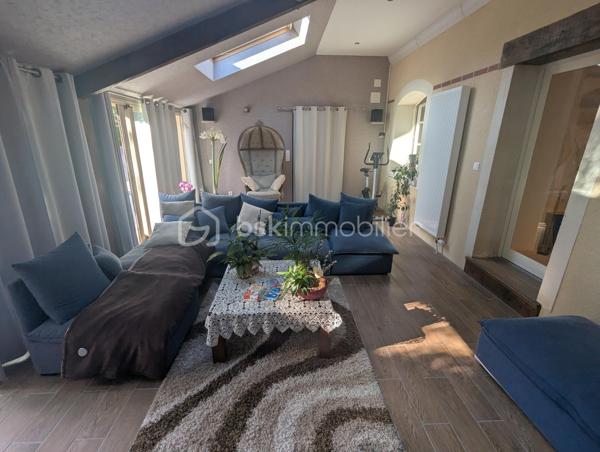 Située à La Roë (53350), dans un environnement calme et verdoyant, à seulement 11 minutes de Cossé-le-Vivien, cette élégante propriété bourgeoise datant de 1650 offre environ 280 m² habitables, au cœur d'un magnifique parc arboré et entièrement clos de 4 000 m².

Idéalement implantée au carrefour de quatre grandes villes de l'Ouest — Laval, Angers, Rennes et Nantes — cette demeure offre un équilibre parfait entre le calme de la campagne et une excellente accessibilité.

Dès l'entrée, le charme opère immédiatement. Entièrement rénovée avec goût, cette bâtisse de caractère allie avec élégance le cachet de l'ancien et le confort d'aujourd'hui. Parquets d'origine, poutres apparentes, murs en pierre et cheminées authentiques dans la cuisine et la salle à manger témoignent de son histoire, tandis que les équipements récents assurent un confort optimal au quotidien.

Le rez-de-chaussée dévoile de beaux volumes baignés de lumière :

une vaste cuisine d'environ 32 m², chaleureuse et conviviale, sublimée par une cheminée ancienne ;
une salle à manger pleine de charme avec cheminée ;
un vaste séjour, idéal pour partager des moments en famille ou entre amis ;
un bureau parfaitement adapté au télétravail ;
une véranda lumineuse pouvant accueillir un salon cosy ou un jardin d'hiver ;
une chambre avec salle d'eau privative permettant une véritable vie de plain-pied ;
un WC indépendant.

À l'étage, les généreux volumes se poursuivent avec :

quatre belles chambres lumineuses, dont deux d'environ 30 m² ;
une superbe pièce centrale de 40 m², idéale pour une salle de jeux, un salon cinéma, un espace détente ou un dortoir ;
deux élégantes salles de bains équipées d'une douche, d'une baignoire et d'une double vasque ;
un WC indépendant.

Un grenier déjà isolé et équipé de fenêtres de toit offre un beau potentiel d'aménagement pour créer des espaces supplémentaires selon vos envies.

Un extérieur pensé pour profiter pleinement de chaque saison

À l'extérieur, le parc arboré et entièrement clôturé offre un véritable havre de paix, à l'abri des regards.

Véritable coup de cœur de la propriété, la magnifique piscine chauffée de 4 × 8 mètres, couverte et sécurisée, devient un véritable lieu de vie dès les beaux jours. En période estivale, elle est un atout exceptionnel pour se rafraîchir et profiter pleinement des journées ensoleillées. Grâce à son abri, vous pourrez prolonger les baignades bien au-delà de l'été et savourer des instants privilégiés en famille ou entre amis, quelle que soit la météo. Un véritable luxe, particulièrement apprécié lors des épisodes de fortes chaleurs.

Les dépendances d'environ 130 m², les garages ainsi que le préau permettant d'abriter plusieurs véhicules offrent de nombreuses possibilités : atelier, stockage, espace de loisirs, activité professionnelle ou projet familial.

Côté confort, les menuiseries en double vitrage installées en 2022 ainsi que la pompe à chaleur récente de 2023 garantissent une excellente performance énergétique. Aucun travaux n'est à prévoir : vous n'aurez plus qu'à poser vos valises.

Autre atout majeur, la propriété se situe à seulement 9 minutes de la base de loisirs de La Rincerie, un site incontournable de la région proposant plage aménagée, baignade, activités nautiques, pêche, promenades, parcours VTT et espaces de détente. Un environnement idéal pour profiter pleinement de la nature tout au long de l'année.

Les accès sont rapides :

Laval et sa gare TGV à 40 minutes ;
Angers et Rennes à 1 heure ;
Nantes à 1 h 15.

Rare sur le secteur, cette demeure de caractère séduira les amateurs de belles pierres, de grands espaces et de prestations de qualité. Une propriété où authenticité, élégance et confort se conjuguent à la perfection. Une visite suffira pour tomber sous le charme.