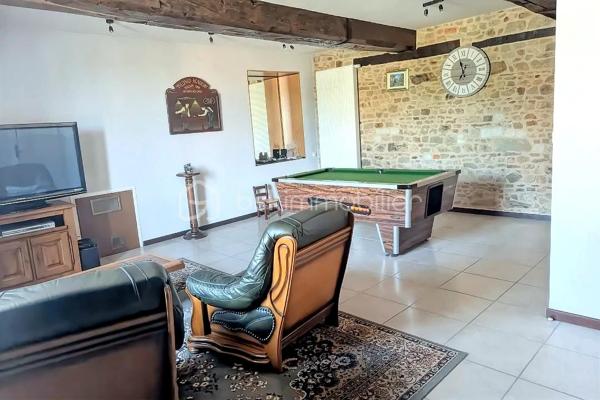 Située à La Roë (53350), dans un environnement calme et verdoyant, à seulement 11 minutes de Cossé-le-Vivien, cette élégante propriété bourgeoise datant de 1650 offre environ 280 m² habitables, au cœur d'un magnifique parc arboré et entièrement clos de 4 000 m².

Idéalement implantée au carrefour de quatre grandes villes de l'Ouest — Laval, Angers, Rennes et Nantes — cette demeure offre un équilibre parfait entre le calme de la campagne et une excellente accessibilité.

Dès l'entrée, le charme opère immédiatement. Entièrement rénovée avec goût, cette bâtisse de caractère allie avec élégance le cachet de l'ancien et le confort d'aujourd'hui. Parquets d'origine, poutres apparentes, murs en pierre et cheminées authentiques dans la cuisine et la salle à manger témoignent de son histoire, tandis que les équipements récents assurent un confort optimal au quotidien.

Le rez-de-chaussée dévoile de beaux volumes baignés de lumière :

une vaste cuisine d'environ 32 m², chaleureuse et conviviale, sublimée par une cheminée ancienne ;
une salle à manger pleine de charme avec cheminée ;
un vaste séjour, idéal pour partager des moments en famille ou entre amis ;
un bureau parfaitement adapté au télétravail ;
une véranda lumineuse pouvant accueillir un salon cosy ou un jardin d'hiver ;
une chambre avec salle d'eau privative permettant une véritable vie de plain-pied ;
un WC indépendant.

À l'étage, les généreux volumes se poursuivent avec :

quatre belles chambres lumineuses, dont deux d'environ 30 m² ;
une superbe pièce centrale de 40 m², idéale pour une salle de jeux, un salon cinéma, un espace détente ou un dortoir ;
deux élégantes salles de bains équipées d'une douche, d'une baignoire et d'une double vasque ;
un WC indépendant.

Un grenier déjà isolé et équipé de fenêtres de toit offre un beau potentiel d'aménagement pour créer des espaces supplémentaires selon vos envies.

Un extérieur pensé pour profiter pleinement de chaque saison

À l'extérieur, le parc arboré et entièrement clôturé offre un véritable havre de paix, à l'abri des regards.

Véritable coup de cœur de la propriété, la magnifique piscine chauffée de 4 × 8 mètres, couverte et sécurisée, devient un véritable lieu de vie dès les beaux jours. En période estivale, elle est un atout exceptionnel pour se rafraîchir et profiter pleinement des journées ensoleillées. Grâce à son abri, vous pourrez prolonger les baignades bien au-delà de l'été et savourer des instants privilégiés en famille ou entre amis, quelle que soit la météo. Un véritable luxe, particulièrement apprécié lors des épisodes de fortes chaleurs.

Les dépendances d'environ 130 m², les garages ainsi que le préau permettant d'abriter plusieurs véhicules offrent de nombreuses possibilités : atelier, stockage, espace de loisirs, activité professionnelle ou projet familial.

Côté confort, les menuiseries en double vitrage installées en 2022 ainsi que la pompe à chaleur récente de 2023 garantissent une excellente performance énergétique. Aucun travaux n'est à prévoir : vous n'aurez plus qu'à poser vos valises.

Autre atout majeur, la propriété se situe à seulement 9 minutes de la base de loisirs de La Rincerie, un site incontournable de la région proposant plage aménagée, baignade, activités nautiques, pêche, promenades, parcours VTT et espaces de détente. Un environnement idéal pour profiter pleinement de la nature tout au long de l'année.

Les accès sont rapides :

Laval et sa gare TGV à 40 minutes ;
Angers et Rennes à 1 heure ;
Nantes à 1 h 15.

Rare sur le secteur, cette demeure de caractère séduira les amateurs de belles pierres, de grands espaces et de prestations de qualité. Une propriété où authenticité, élégance et confort se conjuguent à la perfection. Une visite suffira pour tomber sous le charme.