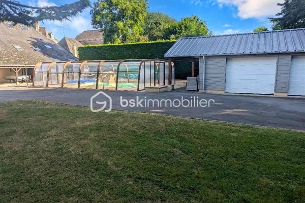 Située à La Roë (53350), dans un environnement calme et verdoyant, à seulement 11 minutes de Cossé-le-Vivien, cette élégante propriété bourgeoise datant de 1650 offre environ 280 m² habitables, au cœur d'un magnifique parc arboré et entièrement clos de 4 000 m².

Idéalement implantée au carrefour de quatre grandes villes de l'Ouest — Laval, Angers, Rennes et Nantes — cette demeure offre un équilibre parfait entre le calme de la campagne et une excellente accessibilité.

Dès l'entrée, le charme opère immédiatement. Entièrement rénovée avec goût, cette bâtisse de caractère allie avec élégance le cachet de l'ancien et le confort d'aujourd'hui. Parquets d'origine, poutres apparentes, murs en pierre et cheminées authentiques dans la cuisine et la salle à manger témoignent de son histoire, tandis que les équipements récents assurent un confort optimal au quotidien.

Le rez-de-chaussée dévoile de beaux volumes baignés de lumière :

une vaste cuisine d'environ 32 m², chaleureuse et conviviale, sublimée par une cheminée ancienne ;
une salle à manger pleine de charme avec cheminée ;
un vaste séjour, idéal pour partager des moments en famille ou entre amis ;
un bureau parfaitement adapté au télétravail ;
une véranda lumineuse pouvant accueillir un salon cosy ou un jardin d'hiver ;
une chambre avec salle d'eau privative permettant une véritable vie de plain-pied ;
un WC indépendant.

À l'étage, les généreux volumes se poursuivent avec :

quatre belles chambres lumineuses, dont deux d'environ 30 m² ;
une superbe pièce centrale de 40 m², idéale pour une salle de jeux, un salon cinéma, un espace détente ou un dortoir ;
deux élégantes salles de bains équipées d'une douche, d'une baignoire et d'une double vasque ;
un WC indépendant.

Un grenier déjà isolé et équipé de fenêtres de toit offre un beau potentiel d'aménagement pour créer des espaces supplémentaires selon vos envies.

Un extérieur pensé pour profiter pleinement de chaque saison

À l'extérieur, le parc arboré et entièrement clôturé offre un véritable havre de paix, à l'abri des regards.

Véritable coup de cœur de la propriété, la magnifique piscine chauffée de 4 × 8 mètres, couverte et sécurisée, devient un véritable lieu de vie dès les beaux jours. En période estivale, elle est un atout exceptionnel pour se rafraîchir et profiter pleinement des journées ensoleillées. Grâce à son abri, vous pourrez prolonger les baignades bien au-delà de l'été et savourer des instants privilégiés en famille ou entre amis, quelle que soit la météo. Un véritable luxe, particulièrement apprécié lors des épisodes de fortes chaleurs.

Les dépendances d'environ 130 m², les garages ainsi que le préau permettant d'abriter plusieurs véhicules offrent de nombreuses possibilités : atelier, stockage, espace de loisirs, activité professionnelle ou projet familial.

Côté confort, les menuiseries en double vitrage installées en 2022 ainsi que la pompe à chaleur récente de 2023 garantissent une excellente performance énergétique. Aucun travaux n'est à prévoir : vous n'aurez plus qu'à poser vos valises.

Autre atout majeur, la propriété se situe à seulement 9 minutes de la base de loisirs de La Rincerie, un site incontournable de la région proposant plage aménagée, baignade, activités nautiques, pêche, promenades, parcours VTT et espaces de détente. Un environnement idéal pour profiter pleinement de la nature tout au long de l'année.

Les accès sont rapides :

Laval et sa gare TGV à 40 minutes ;
Angers et Rennes à 1 heure ;
Nantes à 1 h 15.

Rare sur le secteur, cette demeure de caractère séduira les amateurs de belles pierres, de grands espaces et de prestations de qualité. Une propriété où authenticité, élégance et confort se conjuguent à la perfection. Une visite suffira pour tomber sous le charme.