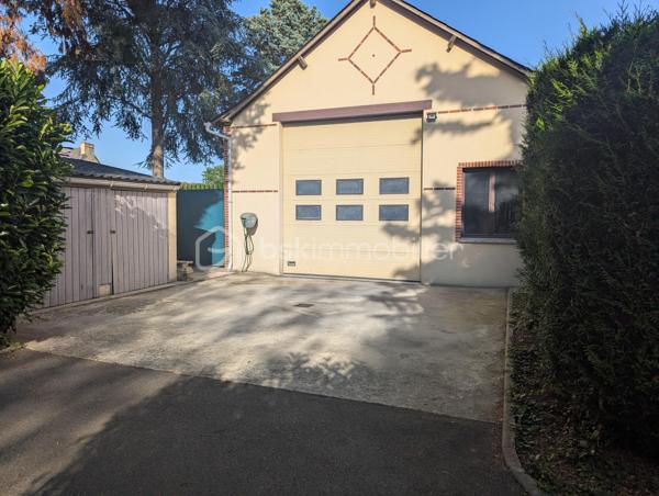 Située à La Roë (53350), dans un environnement calme et verdoyant, à seulement 11 minutes de Cossé-le-Vivien, cette élégante propriété bourgeoise datant de 1650 offre environ 280 m² habitables, au cœur d'un magnifique parc arboré et entièrement clos de 4 000 m².

Idéalement implantée au carrefour de quatre grandes villes de l'Ouest — Laval, Angers, Rennes et Nantes — cette demeure offre un équilibre parfait entre le calme de la campagne et une excellente accessibilité.

Dès l'entrée, le charme opère immédiatement. Entièrement rénovée avec goût, cette bâtisse de caractère allie avec élégance le cachet de l'ancien et le confort d'aujourd'hui. Parquets d'origine, poutres apparentes, murs en pierre et cheminées authentiques dans la cuisine et la salle à manger témoignent de son histoire, tandis que les équipements récents assurent un confort optimal au quotidien.

Le rez-de-chaussée dévoile de beaux volumes baignés de lumière :

une vaste cuisine d'environ 32 m², chaleureuse et conviviale, sublimée par une cheminée ancienne ;
une salle à manger pleine de charme avec cheminée ;
un vaste séjour, idéal pour partager des moments en famille ou entre amis ;
un bureau parfaitement adapté au télétravail ;
une véranda lumineuse pouvant accueillir un salon cosy ou un jardin d'hiver ;
une chambre avec salle d'eau privative permettant une véritable vie de plain-pied ;
un WC indépendant.

À l'étage, les généreux volumes se poursuivent avec :

quatre belles chambres lumineuses, dont deux d'environ 30 m² ;
une superbe pièce centrale de 40 m², idéale pour une salle de jeux, un salon cinéma, un espace détente ou un dortoir ;
deux élégantes salles de bains équipées d'une douche, d'une baignoire et d'une double vasque ;
un WC indépendant.

Un grenier déjà isolé et équipé de fenêtres de toit offre un beau potentiel d'aménagement pour créer des espaces supplémentaires selon vos envies.

Un extérieur pensé pour profiter pleinement de chaque saison

À l'extérieur, le parc arboré et entièrement clôturé offre un véritable havre de paix, à l'abri des regards.

Véritable coup de cœur de la propriété, la magnifique piscine chauffée de 4 × 8 mètres, couverte et sécurisée, devient un véritable lieu de vie dès les beaux jours. En période estivale, elle est un atout exceptionnel pour se rafraîchir et profiter pleinement des journées ensoleillées. Grâce à son abri, vous pourrez prolonger les baignades bien au-delà de l'été et savourer des instants privilégiés en famille ou entre amis, quelle que soit la météo. Un véritable luxe, particulièrement apprécié lors des épisodes de fortes chaleurs.

Les dépendances d'environ 130 m², les garages ainsi que le préau permettant d'abriter plusieurs véhicules offrent de nombreuses possibilités : atelier, stockage, espace de loisirs, activité professionnelle ou projet familial.

Côté confort, les menuiseries en double vitrage installées en 2022 ainsi que la pompe à chaleur récente de 2023 garantissent une excellente performance énergétique. Aucun travaux n'est à prévoir : vous n'aurez plus qu'à poser vos valises.

Autre atout majeur, la propriété se situe à seulement 9 minutes de la base de loisirs de La Rincerie, un site incontournable de la région proposant plage aménagée, baignade, activités nautiques, pêche, promenades, parcours VTT et espaces de détente. Un environnement idéal pour profiter pleinement de la nature tout au long de l'année.

Les accès sont rapides :

Laval et sa gare TGV à 40 minutes ;
Angers et Rennes à 1 heure ;
Nantes à 1 h 15.

Rare sur le secteur, cette demeure de caractère séduira les amateurs de belles pierres, de grands espaces et de prestations de qualité. Une propriété où authenticité, élégance et confort se conjuguent à la perfection. Une visite suffira pour tomber sous le charme.