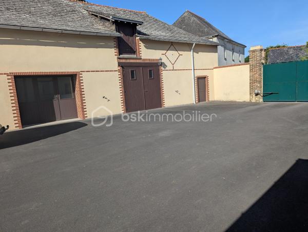 Située à La Roë (53350), dans un environnement calme et verdoyant, à seulement 11 minutes de Cossé-le-Vivien, cette élégante propriété bourgeoise datant de 1650 offre environ 280 m² habitables, au cœur d'un magnifique parc arboré et entièrement clos de 4 000 m².

Idéalement implantée au carrefour de quatre grandes villes de l'Ouest — Laval, Angers, Rennes et Nantes — cette demeure offre un équilibre parfait entre le calme de la campagne et une excellente accessibilité.

Dès l'entrée, le charme opère immédiatement. Entièrement rénovée avec goût, cette bâtisse de caractère allie avec élégance le cachet de l'ancien et le confort d'aujourd'hui. Parquets d'origine, poutres apparentes, murs en pierre et cheminées authentiques dans la cuisine et la salle à manger témoignent de son histoire, tandis que les équipements récents assurent un confort optimal au quotidien.

Le rez-de-chaussée dévoile de beaux volumes baignés de lumière :

une vaste cuisine d'environ 32 m², chaleureuse et conviviale, sublimée par une cheminée ancienne ;
une salle à manger pleine de charme avec cheminée ;
un vaste séjour, idéal pour partager des moments en famille ou entre amis ;
un bureau parfaitement adapté au télétravail ;
une véranda lumineuse pouvant accueillir un salon cosy ou un jardin d'hiver ;
une chambre avec salle d'eau privative permettant une véritable vie de plain-pied ;
un WC indépendant.

À l'étage, les généreux volumes se poursuivent avec :

quatre belles chambres lumineuses, dont deux d'environ 30 m² ;
une superbe pièce centrale de 40 m², idéale pour une salle de jeux, un salon cinéma, un espace détente ou un dortoir ;
deux élégantes salles de bains équipées d'une douche, d'une baignoire et d'une double vasque ;
un WC indépendant.

Un grenier déjà isolé et équipé de fenêtres de toit offre un beau potentiel d'aménagement pour créer des espaces supplémentaires selon vos envies.

Un extérieur pensé pour profiter pleinement de chaque saison

À l'extérieur, le parc arboré et entièrement clôturé offre un véritable havre de paix, à l'abri des regards.

Véritable coup de cœur de la propriété, la magnifique piscine chauffée de 4 × 8 mètres, couverte et sécurisée, devient un véritable lieu de vie dès les beaux jours. En période estivale, elle est un atout exceptionnel pour se rafraîchir et profiter pleinement des journées ensoleillées. Grâce à son abri, vous pourrez prolonger les baignades bien au-delà de l'été et savourer des instants privilégiés en famille ou entre amis, quelle que soit la météo. Un véritable luxe, particulièrement apprécié lors des épisodes de fortes chaleurs.

Les dépendances d'environ 130 m², les garages ainsi que le préau permettant d'abriter plusieurs véhicules offrent de nombreuses possibilités : atelier, stockage, espace de loisirs, activité professionnelle ou projet familial.

Côté confort, les menuiseries en double vitrage installées en 2022 ainsi que la pompe à chaleur récente de 2023 garantissent une excellente performance énergétique. Aucun travaux n'est à prévoir : vous n'aurez plus qu'à poser vos valises.

Autre atout majeur, la propriété se situe à seulement 9 minutes de la base de loisirs de La Rincerie, un site incontournable de la région proposant plage aménagée, baignade, activités nautiques, pêche, promenades, parcours VTT et espaces de détente. Un environnement idéal pour profiter pleinement de la nature tout au long de l'année.

Les accès sont rapides :

Laval et sa gare TGV à 40 minutes ;
Angers et Rennes à 1 heure ;
Nantes à 1 h 15.

Rare sur le secteur, cette demeure de caractère séduira les amateurs de belles pierres, de grands espaces et de prestations de qualité. Une propriété où authenticité, élégance et confort se conjuguent à la perfection. Une visite suffira pour tomber sous le charme.