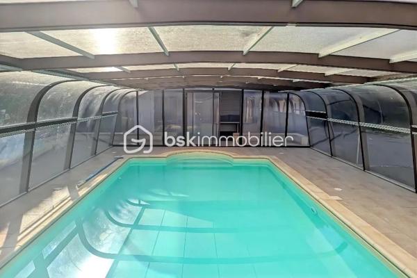 Située à La Roë (53350), dans un environnement calme et verdoyant, à seulement 11 minutes de Cossé-le-Vivien, cette élégante propriété bourgeoise datant de 1650 offre environ 280 m² habitables, au cœur d'un magnifique parc arboré et entièrement clos de 4 000 m².

Idéalement implantée au carrefour de quatre grandes villes de l'Ouest — Laval, Angers, Rennes et Nantes — cette demeure offre un équilibre parfait entre le calme de la campagne et une excellente accessibilité.

Dès l'entrée, le charme opère immédiatement. Entièrement rénovée avec goût, cette bâtisse de caractère allie avec élégance le cachet de l'ancien et le confort d'aujourd'hui. Parquets d'origine, poutres apparentes, murs en pierre et cheminées authentiques dans la cuisine et la salle à manger témoignent de son histoire, tandis que les équipements récents assurent un confort optimal au quotidien.

Le rez-de-chaussée dévoile de beaux volumes baignés de lumière :

une vaste cuisine d'environ 32 m², chaleureuse et conviviale, sublimée par une cheminée ancienne ;
une salle à manger pleine de charme avec cheminée ;
un vaste séjour, idéal pour partager des moments en famille ou entre amis ;
un bureau parfaitement adapté au télétravail ;
une véranda lumineuse pouvant accueillir un salon cosy ou un jardin d'hiver ;
une chambre avec salle d'eau privative permettant une véritable vie de plain-pied ;
un WC indépendant.

À l'étage, les généreux volumes se poursuivent avec :

quatre belles chambres lumineuses, dont deux d'environ 30 m² ;
une superbe pièce centrale de 40 m², idéale pour une salle de jeux, un salon cinéma, un espace détente ou un dortoir ;
deux élégantes salles de bains équipées d'une douche, d'une baignoire et d'une double vasque ;
un WC indépendant.

Un grenier déjà isolé et équipé de fenêtres de toit offre un beau potentiel d'aménagement pour créer des espaces supplémentaires selon vos envies.

Un extérieur pensé pour profiter pleinement de chaque saison

À l'extérieur, le parc arboré et entièrement clôturé offre un véritable havre de paix, à l'abri des regards.

Véritable coup de cœur de la propriété, la magnifique piscine chauffée de 4 × 8 mètres, couverte et sécurisée, devient un véritable lieu de vie dès les beaux jours. En période estivale, elle est un atout exceptionnel pour se rafraîchir et profiter pleinement des journées ensoleillées. Grâce à son abri, vous pourrez prolonger les baignades bien au-delà de l'été et savourer des instants privilégiés en famille ou entre amis, quelle que soit la météo. Un véritable luxe, particulièrement apprécié lors des épisodes de fortes chaleurs.

Les dépendances d'environ 130 m², les garages ainsi que le préau permettant d'abriter plusieurs véhicules offrent de nombreuses possibilités : atelier, stockage, espace de loisirs, activité professionnelle ou projet familial.

Côté confort, les menuiseries en double vitrage installées en 2022 ainsi que la pompe à chaleur récente de 2023 garantissent une excellente performance énergétique. Aucun travaux n'est à prévoir : vous n'aurez plus qu'à poser vos valises.

Autre atout majeur, la propriété se situe à seulement 9 minutes de la base de loisirs de La Rincerie, un site incontournable de la région proposant plage aménagée, baignade, activités nautiques, pêche, promenades, parcours VTT et espaces de détente. Un environnement idéal pour profiter pleinement de la nature tout au long de l'année.

Les accès sont rapides :

Laval et sa gare TGV à 40 minutes ;
Angers et Rennes à 1 heure ;
Nantes à 1 h 15.

Rare sur le secteur, cette demeure de caractère séduira les amateurs de belles pierres, de grands espaces et de prestations de qualité. Une propriété où authenticité, élégance et confort se conjuguent à la perfection. Une visite suffira pour tomber sous le charme.