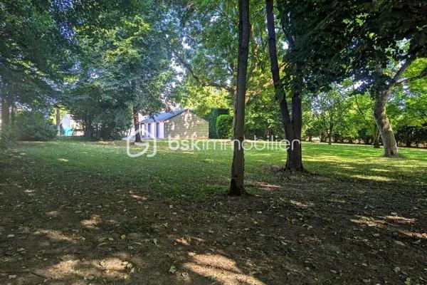 Située à La Roë (53350), dans un environnement calme et verdoyant, à seulement 11 minutes de Cossé-le-Vivien, cette élégante propriété bourgeoise datant de 1650 offre environ 280 m² habitables, au cœur d'un magnifique parc arboré et entièrement clos de 4 000 m².

Idéalement implantée au carrefour de quatre grandes villes de l'Ouest — Laval, Angers, Rennes et Nantes — cette demeure offre un équilibre parfait entre le calme de la campagne et une excellente accessibilité.

Dès l'entrée, le charme opère immédiatement. Entièrement rénovée avec goût, cette bâtisse de caractère allie avec élégance le cachet de l'ancien et le confort d'aujourd'hui. Parquets d'origine, poutres apparentes, murs en pierre et cheminées authentiques dans la cuisine et la salle à manger témoignent de son histoire, tandis que les équipements récents assurent un confort optimal au quotidien.

Le rez-de-chaussée dévoile de beaux volumes baignés de lumière :

une vaste cuisine d'environ 32 m², chaleureuse et conviviale, sublimée par une cheminée ancienne ;
une salle à manger pleine de charme avec cheminée ;
un vaste séjour, idéal pour partager des moments en famille ou entre amis ;
un bureau parfaitement adapté au télétravail ;
une véranda lumineuse pouvant accueillir un salon cosy ou un jardin d'hiver ;
une chambre avec salle d'eau privative permettant une véritable vie de plain-pied ;
un WC indépendant.

À l'étage, les généreux volumes se poursuivent avec :

quatre belles chambres lumineuses, dont deux d'environ 30 m² ;
une superbe pièce centrale de 40 m², idéale pour une salle de jeux, un salon cinéma, un espace détente ou un dortoir ;
deux élégantes salles de bains équipées d'une douche, d'une baignoire et d'une double vasque ;
un WC indépendant.

Un grenier déjà isolé et équipé de fenêtres de toit offre un beau potentiel d'aménagement pour créer des espaces supplémentaires selon vos envies.

Un extérieur pensé pour profiter pleinement de chaque saison

À l'extérieur, le parc arboré et entièrement clôturé offre un véritable havre de paix, à l'abri des regards.

Véritable coup de cœur de la propriété, la magnifique piscine chauffée de 4 × 8 mètres, couverte et sécurisée, devient un véritable lieu de vie dès les beaux jours. En période estivale, elle est un atout exceptionnel pour se rafraîchir et profiter pleinement des journées ensoleillées. Grâce à son abri, vous pourrez prolonger les baignades bien au-delà de l'été et savourer des instants privilégiés en famille ou entre amis, quelle que soit la météo. Un véritable luxe, particulièrement apprécié lors des épisodes de fortes chaleurs.

Les dépendances d'environ 130 m², les garages ainsi que le préau permettant d'abriter plusieurs véhicules offrent de nombreuses possibilités : atelier, stockage, espace de loisirs, activité professionnelle ou projet familial.

Côté confort, les menuiseries en double vitrage installées en 2022 ainsi que la pompe à chaleur récente de 2023 garantissent une excellente performance énergétique. Aucun travaux n'est à prévoir : vous n'aurez plus qu'à poser vos valises.

Autre atout majeur, la propriété se situe à seulement 9 minutes de la base de loisirs de La Rincerie, un site incontournable de la région proposant plage aménagée, baignade, activités nautiques, pêche, promenades, parcours VTT et espaces de détente. Un environnement idéal pour profiter pleinement de la nature tout au long de l'année.

Les accès sont rapides :

Laval et sa gare TGV à 40 minutes ;
Angers et Rennes à 1 heure ;
Nantes à 1 h 15.

Rare sur le secteur, cette demeure de caractère séduira les amateurs de belles pierres, de grands espaces et de prestations de qualité. Une propriété où authenticité, élégance et confort se conjuguent à la perfection. Une visite suffira pour tomber sous le charme.