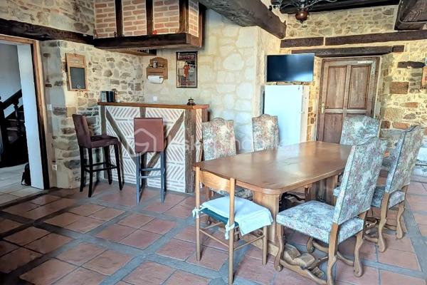Située à La Roë (53350), dans un environnement calme et verdoyant, à seulement 11 minutes de Cossé-le-Vivien, cette élégante propriété bourgeoise datant de 1650 offre environ 280 m² habitables, au cœur d'un magnifique parc arboré et entièrement clos de 4 000 m².

Idéalement implantée au carrefour de quatre grandes villes de l'Ouest — Laval, Angers, Rennes et Nantes — cette demeure offre un équilibre parfait entre le calme de la campagne et une excellente accessibilité.

Dès l'entrée, le charme opère immédiatement. Entièrement rénovée avec goût, cette bâtisse de caractère allie avec élégance le cachet de l'ancien et le confort d'aujourd'hui. Parquets d'origine, poutres apparentes, murs en pierre et cheminées authentiques dans la cuisine et la salle à manger témoignent de son histoire, tandis que les équipements récents assurent un confort optimal au quotidien.

Le rez-de-chaussée dévoile de beaux volumes baignés de lumière :

une vaste cuisine d'environ 32 m², chaleureuse et conviviale, sublimée par une cheminée ancienne ;
une salle à manger pleine de charme avec cheminée ;
un vaste séjour, idéal pour partager des moments en famille ou entre amis ;
un bureau parfaitement adapté au télétravail ;
une véranda lumineuse pouvant accueillir un salon cosy ou un jardin d'hiver ;
une chambre avec salle d'eau privative permettant une véritable vie de plain-pied ;
un WC indépendant.

À l'étage, les généreux volumes se poursuivent avec :

quatre belles chambres lumineuses, dont deux d'environ 30 m² ;
une superbe pièce centrale de 40 m², idéale pour une salle de jeux, un salon cinéma, un espace détente ou un dortoir ;
deux élégantes salles de bains équipées d'une douche, d'une baignoire et d'une double vasque ;
un WC indépendant.

Un grenier déjà isolé et équipé de fenêtres de toit offre un beau potentiel d'aménagement pour créer des espaces supplémentaires selon vos envies.

Un extérieur pensé pour profiter pleinement de chaque saison

À l'extérieur, le parc arboré et entièrement clôturé offre un véritable havre de paix, à l'abri des regards.

Véritable coup de cœur de la propriété, la magnifique piscine chauffée de 4 × 8 mètres, couverte et sécurisée, devient un véritable lieu de vie dès les beaux jours. En période estivale, elle est un atout exceptionnel pour se rafraîchir et profiter pleinement des journées ensoleillées. Grâce à son abri, vous pourrez prolonger les baignades bien au-delà de l'été et savourer des instants privilégiés en famille ou entre amis, quelle que soit la météo. Un véritable luxe, particulièrement apprécié lors des épisodes de fortes chaleurs.

Les dépendances d'environ 130 m², les garages ainsi que le préau permettant d'abriter plusieurs véhicules offrent de nombreuses possibilités : atelier, stockage, espace de loisirs, activité professionnelle ou projet familial.

Côté confort, les menuiseries en double vitrage installées en 2022 ainsi que la pompe à chaleur récente de 2023 garantissent une excellente performance énergétique. Aucun travaux n'est à prévoir : vous n'aurez plus qu'à poser vos valises.

Autre atout majeur, la propriété se situe à seulement 9 minutes de la base de loisirs de La Rincerie, un site incontournable de la région proposant plage aménagée, baignade, activités nautiques, pêche, promenades, parcours VTT et espaces de détente. Un environnement idéal pour profiter pleinement de la nature tout au long de l'année.

Les accès sont rapides :

Laval et sa gare TGV à 40 minutes ;
Angers et Rennes à 1 heure ;
Nantes à 1 h 15.

Rare sur le secteur, cette demeure de caractère séduira les amateurs de belles pierres, de grands espaces et de prestations de qualité. Une propriété où authenticité, élégance et confort se conjuguent à la perfection. Une visite suffira pour tomber sous le charme.