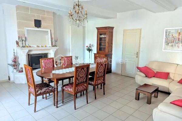 Située à La Roë (53350), dans un environnement calme et verdoyant, à seulement 11 minutes de Cossé-le-Vivien, cette élégante propriété bourgeoise datant de 1650 offre environ 280 m² habitables, au cœur d'un magnifique parc arboré et entièrement clos de 4 000 m².

Idéalement implantée au carrefour de quatre grandes villes de l'Ouest — Laval, Angers, Rennes et Nantes — cette demeure offre un équilibre parfait entre le calme de la campagne et une excellente accessibilité.

Dès l'entrée, le charme opère immédiatement. Entièrement rénovée avec goût, cette bâtisse de caractère allie avec élégance le cachet de l'ancien et le confort d'aujourd'hui. Parquets d'origine, poutres apparentes, murs en pierre et cheminées authentiques dans la cuisine et la salle à manger témoignent de son histoire, tandis que les équipements récents assurent un confort optimal au quotidien.

Le rez-de-chaussée dévoile de beaux volumes baignés de lumière :

une vaste cuisine d'environ 32 m², chaleureuse et conviviale, sublimée par une cheminée ancienne ;
une salle à manger pleine de charme avec cheminée ;
un vaste séjour, idéal pour partager des moments en famille ou entre amis ;
un bureau parfaitement adapté au télétravail ;
une véranda lumineuse pouvant accueillir un salon cosy ou un jardin d'hiver ;
une chambre avec salle d'eau privative permettant une véritable vie de plain-pied ;
un WC indépendant.

À l'étage, les généreux volumes se poursuivent avec :

quatre belles chambres lumineuses, dont deux d'environ 30 m² ;
une superbe pièce centrale de 40 m², idéale pour une salle de jeux, un salon cinéma, un espace détente ou un dortoir ;
deux élégantes salles de bains équipées d'une douche, d'une baignoire et d'une double vasque ;
un WC indépendant.

Un grenier déjà isolé et équipé de fenêtres de toit offre un beau potentiel d'aménagement pour créer des espaces supplémentaires selon vos envies.

Un extérieur pensé pour profiter pleinement de chaque saison

À l'extérieur, le parc arboré et entièrement clôturé offre un véritable havre de paix, à l'abri des regards.

Véritable coup de cœur de la propriété, la magnifique piscine chauffée de 4 × 8 mètres, couverte et sécurisée, devient un véritable lieu de vie dès les beaux jours. En période estivale, elle est un atout exceptionnel pour se rafraîchir et profiter pleinement des journées ensoleillées. Grâce à son abri, vous pourrez prolonger les baignades bien au-delà de l'été et savourer des instants privilégiés en famille ou entre amis, quelle que soit la météo. Un véritable luxe, particulièrement apprécié lors des épisodes de fortes chaleurs.

Les dépendances d'environ 130 m², les garages ainsi que le préau permettant d'abriter plusieurs véhicules offrent de nombreuses possibilités : atelier, stockage, espace de loisirs, activité professionnelle ou projet familial.

Côté confort, les menuiseries en double vitrage installées en 2022 ainsi que la pompe à chaleur récente de 2023 garantissent une excellente performance énergétique. Aucun travaux n'est à prévoir : vous n'aurez plus qu'à poser vos valises.

Autre atout majeur, la propriété se situe à seulement 9 minutes de la base de loisirs de La Rincerie, un site incontournable de la région proposant plage aménagée, baignade, activités nautiques, pêche, promenades, parcours VTT et espaces de détente. Un environnement idéal pour profiter pleinement de la nature tout au long de l'année.

Les accès sont rapides :

Laval et sa gare TGV à 40 minutes ;
Angers et Rennes à 1 heure ;
Nantes à 1 h 15.

Rare sur le secteur, cette demeure de caractère séduira les amateurs de belles pierres, de grands espaces et de prestations de qualité. Une propriété où authenticité, élégance et confort se conjuguent à la perfection. Une visite suffira pour tomber sous le charme.