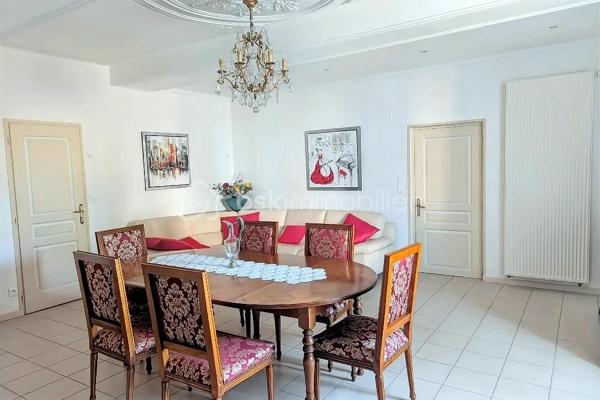Située à La Roë (53350), dans un environnement calme et verdoyant, à seulement 11 minutes de Cossé-le-Vivien, cette élégante propriété bourgeoise datant de 1650 offre environ 280 m² habitables, au cœur d'un magnifique parc arboré et entièrement clos de 4 000 m².

Idéalement implantée au carrefour de quatre grandes villes de l'Ouest — Laval, Angers, Rennes et Nantes — cette demeure offre un équilibre parfait entre le calme de la campagne et une excellente accessibilité.

Dès l'entrée, le charme opère immédiatement. Entièrement rénovée avec goût, cette bâtisse de caractère allie avec élégance le cachet de l'ancien et le confort d'aujourd'hui. Parquets d'origine, poutres apparentes, murs en pierre et cheminées authentiques dans la cuisine et la salle à manger témoignent de son histoire, tandis que les équipements récents assurent un confort optimal au quotidien.

Le rez-de-chaussée dévoile de beaux volumes baignés de lumière :

une vaste cuisine d'environ 32 m², chaleureuse et conviviale, sublimée par une cheminée ancienne ;
une salle à manger pleine de charme avec cheminée ;
un vaste séjour, idéal pour partager des moments en famille ou entre amis ;
un bureau parfaitement adapté au télétravail ;
une véranda lumineuse pouvant accueillir un salon cosy ou un jardin d'hiver ;
une chambre avec salle d'eau privative permettant une véritable vie de plain-pied ;
un WC indépendant.

À l'étage, les généreux volumes se poursuivent avec :

quatre belles chambres lumineuses, dont deux d'environ 30 m² ;
une superbe pièce centrale de 40 m², idéale pour une salle de jeux, un salon cinéma, un espace détente ou un dortoir ;
deux élégantes salles de bains équipées d'une douche, d'une baignoire et d'une double vasque ;
un WC indépendant.

Un grenier déjà isolé et équipé de fenêtres de toit offre un beau potentiel d'aménagement pour créer des espaces supplémentaires selon vos envies.

Un extérieur pensé pour profiter pleinement de chaque saison

À l'extérieur, le parc arboré et entièrement clôturé offre un véritable havre de paix, à l'abri des regards.

Véritable coup de cœur de la propriété, la magnifique piscine chauffée de 4 × 8 mètres, couverte et sécurisée, devient un véritable lieu de vie dès les beaux jours. En période estivale, elle est un atout exceptionnel pour se rafraîchir et profiter pleinement des journées ensoleillées. Grâce à son abri, vous pourrez prolonger les baignades bien au-delà de l'été et savourer des instants privilégiés en famille ou entre amis, quelle que soit la météo. Un véritable luxe, particulièrement apprécié lors des épisodes de fortes chaleurs.

Les dépendances d'environ 130 m², les garages ainsi que le préau permettant d'abriter plusieurs véhicules offrent de nombreuses possibilités : atelier, stockage, espace de loisirs, activité professionnelle ou projet familial.

Côté confort, les menuiseries en double vitrage installées en 2022 ainsi que la pompe à chaleur récente de 2023 garantissent une excellente performance énergétique. Aucun travaux n'est à prévoir : vous n'aurez plus qu'à poser vos valises.

Autre atout majeur, la propriété se situe à seulement 9 minutes de la base de loisirs de La Rincerie, un site incontournable de la région proposant plage aménagée, baignade, activités nautiques, pêche, promenades, parcours VTT et espaces de détente. Un environnement idéal pour profiter pleinement de la nature tout au long de l'année.

Les accès sont rapides :

Laval et sa gare TGV à 40 minutes ;
Angers et Rennes à 1 heure ;
Nantes à 1 h 15.

Rare sur le secteur, cette demeure de caractère séduira les amateurs de belles pierres, de grands espaces et de prestations de qualité. Une propriété où authenticité, élégance et confort se conjuguent à la perfection. Une visite suffira pour tomber sous le charme.
