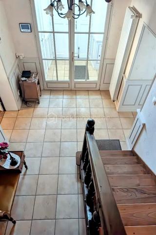 Située à La Roë (53350), dans un environnement calme et verdoyant, à seulement 11 minutes de Cossé-le-Vivien, cette élégante propriété bourgeoise datant de 1650 offre environ 280 m² habitables, au cœur d'un magnifique parc arboré et entièrement clos de 4 000 m².

Idéalement implantée au carrefour de quatre grandes villes de l'Ouest — Laval, Angers, Rennes et Nantes — cette demeure offre un équilibre parfait entre le calme de la campagne et une excellente accessibilité.

Dès l'entrée, le charme opère immédiatement. Entièrement rénovée avec goût, cette bâtisse de caractère allie avec élégance le cachet de l'ancien et le confort d'aujourd'hui. Parquets d'origine, poutres apparentes, murs en pierre et cheminées authentiques dans la cuisine et la salle à manger témoignent de son histoire, tandis que les équipements récents assurent un confort optimal au quotidien.

Le rez-de-chaussée dévoile de beaux volumes baignés de lumière :

une vaste cuisine d'environ 32 m², chaleureuse et conviviale, sublimée par une cheminée ancienne ;
une salle à manger pleine de charme avec cheminée ;
un vaste séjour, idéal pour partager des moments en famille ou entre amis ;
un bureau parfaitement adapté au télétravail ;
une véranda lumineuse pouvant accueillir un salon cosy ou un jardin d'hiver ;
une chambre avec salle d'eau privative permettant une véritable vie de plain-pied ;
un WC indépendant.

À l'étage, les généreux volumes se poursuivent avec :

quatre belles chambres lumineuses, dont deux d'environ 30 m² ;
une superbe pièce centrale de 40 m², idéale pour une salle de jeux, un salon cinéma, un espace détente ou un dortoir ;
deux élégantes salles de bains équipées d'une douche, d'une baignoire et d'une double vasque ;
un WC indépendant.

Un grenier déjà isolé et équipé de fenêtres de toit offre un beau potentiel d'aménagement pour créer des espaces supplémentaires selon vos envies.

Un extérieur pensé pour profiter pleinement de chaque saison

À l'extérieur, le parc arboré et entièrement clôturé offre un véritable havre de paix, à l'abri des regards.

Véritable coup de cœur de la propriété, la magnifique piscine chauffée de 4 × 8 mètres, couverte et sécurisée, devient un véritable lieu de vie dès les beaux jours. En période estivale, elle est un atout exceptionnel pour se rafraîchir et profiter pleinement des journées ensoleillées. Grâce à son abri, vous pourrez prolonger les baignades bien au-delà de l'été et savourer des instants privilégiés en famille ou entre amis, quelle que soit la météo. Un véritable luxe, particulièrement apprécié lors des épisodes de fortes chaleurs.

Les dépendances d'environ 130 m², les garages ainsi que le préau permettant d'abriter plusieurs véhicules offrent de nombreuses possibilités : atelier, stockage, espace de loisirs, activité professionnelle ou projet familial.

Côté confort, les menuiseries en double vitrage installées en 2022 ainsi que la pompe à chaleur récente de 2023 garantissent une excellente performance énergétique. Aucun travaux n'est à prévoir : vous n'aurez plus qu'à poser vos valises.

Autre atout majeur, la propriété se situe à seulement 9 minutes de la base de loisirs de La Rincerie, un site incontournable de la région proposant plage aménagée, baignade, activités nautiques, pêche, promenades, parcours VTT et espaces de détente. Un environnement idéal pour profiter pleinement de la nature tout au long de l'année.

Les accès sont rapides :

Laval et sa gare TGV à 40 minutes ;
Angers et Rennes à 1 heure ;
Nantes à 1 h 15.

Rare sur le secteur, cette demeure de caractère séduira les amateurs de belles pierres, de grands espaces et de prestations de qualité. Une propriété où authenticité, élégance et confort se conjuguent à la perfection. Une visite suffira pour tomber sous le charme.